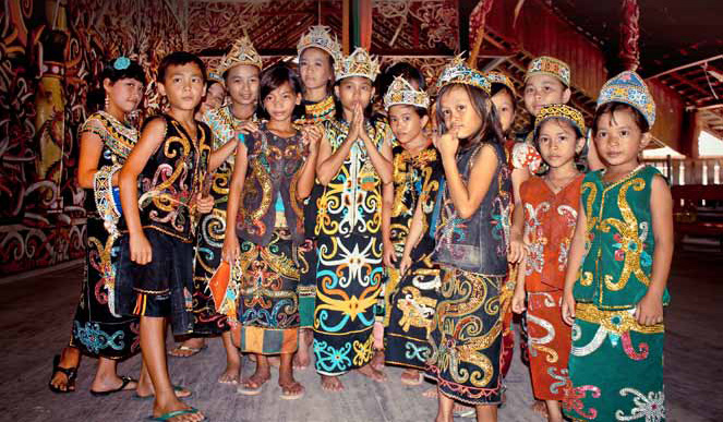 Samarinda - dajaské děti v tradičních oděvech
