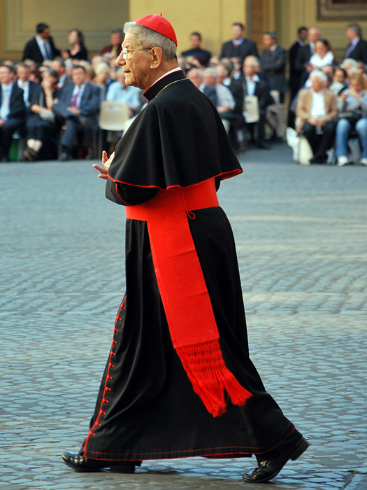Absolutní teokracie Vatikán - kardinál na cestě do kostela