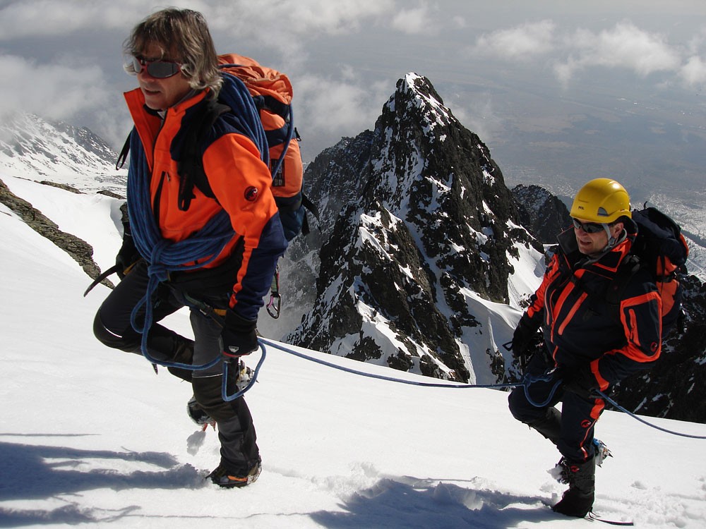 Tatranská turistika - horolezci při výstupu po sněhovém poli