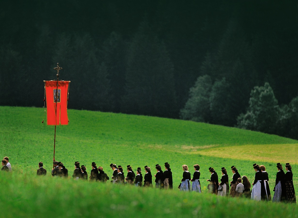 Tyrolsko - poutníci v procesí na svátek Božího těla Goingu nedaleko Kitzbühelu