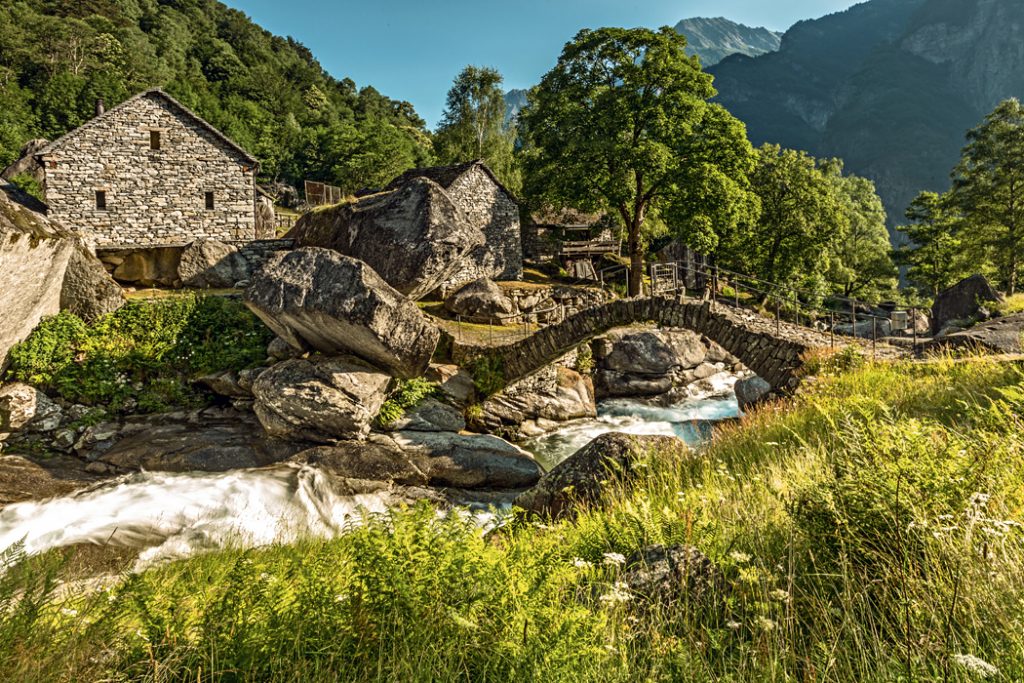 Ticinská údolí - stará osada v údolí Bavona s kamenným mostem