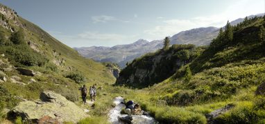 Tyrolsko - turisté na treku v Ötztalu