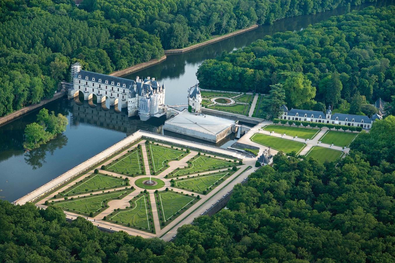 Zámek Chenonceau - letecký pohled na zámek a park