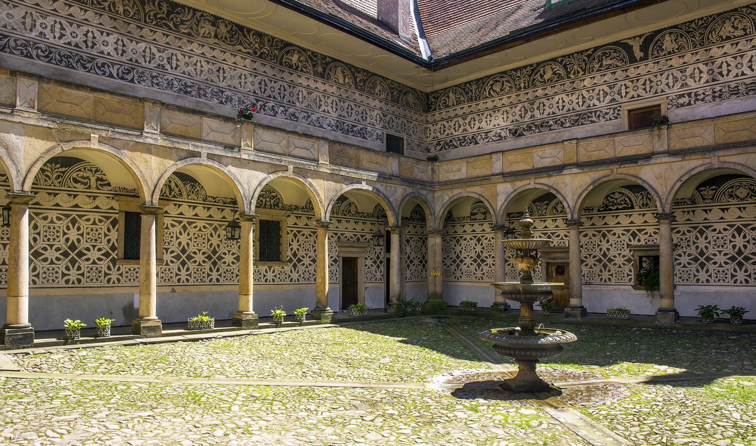 Zámek Doudleby - nádvoří zámku s bohatými sgrafity