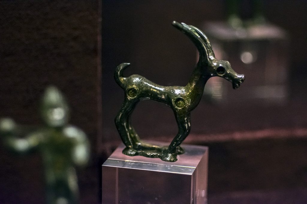 Lichtenštejnské zemské muzeum - pravěká soška jelena v expozici
