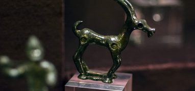 Lichtenštejnské zemské muzeum - pravěká soška jelena v expozici