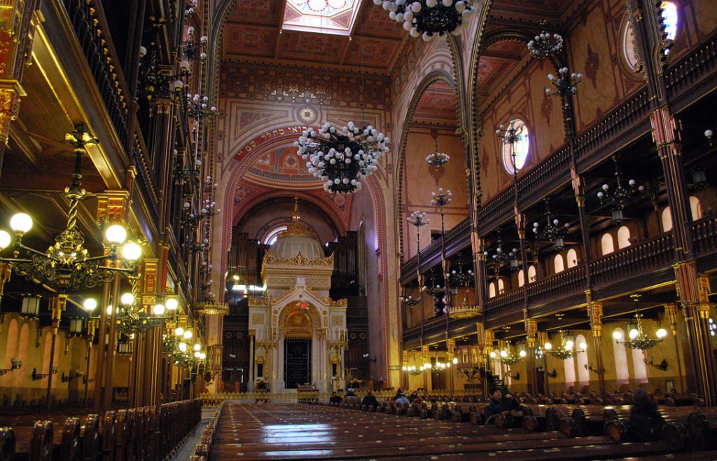 Židovská čtvrť v Budapešti - interiér Velké synagogy v ulici Dohány, která patří k největším na světě