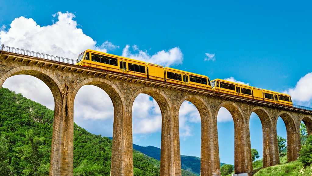 Le petit train jaune na viaduktu