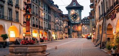 Bern - ulice Kramgasse lemovaná měšťanskými domy s podloubím