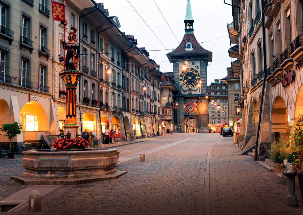 Bern - ulice Kramgasse lemovaná měšťanskými domy s podloubím