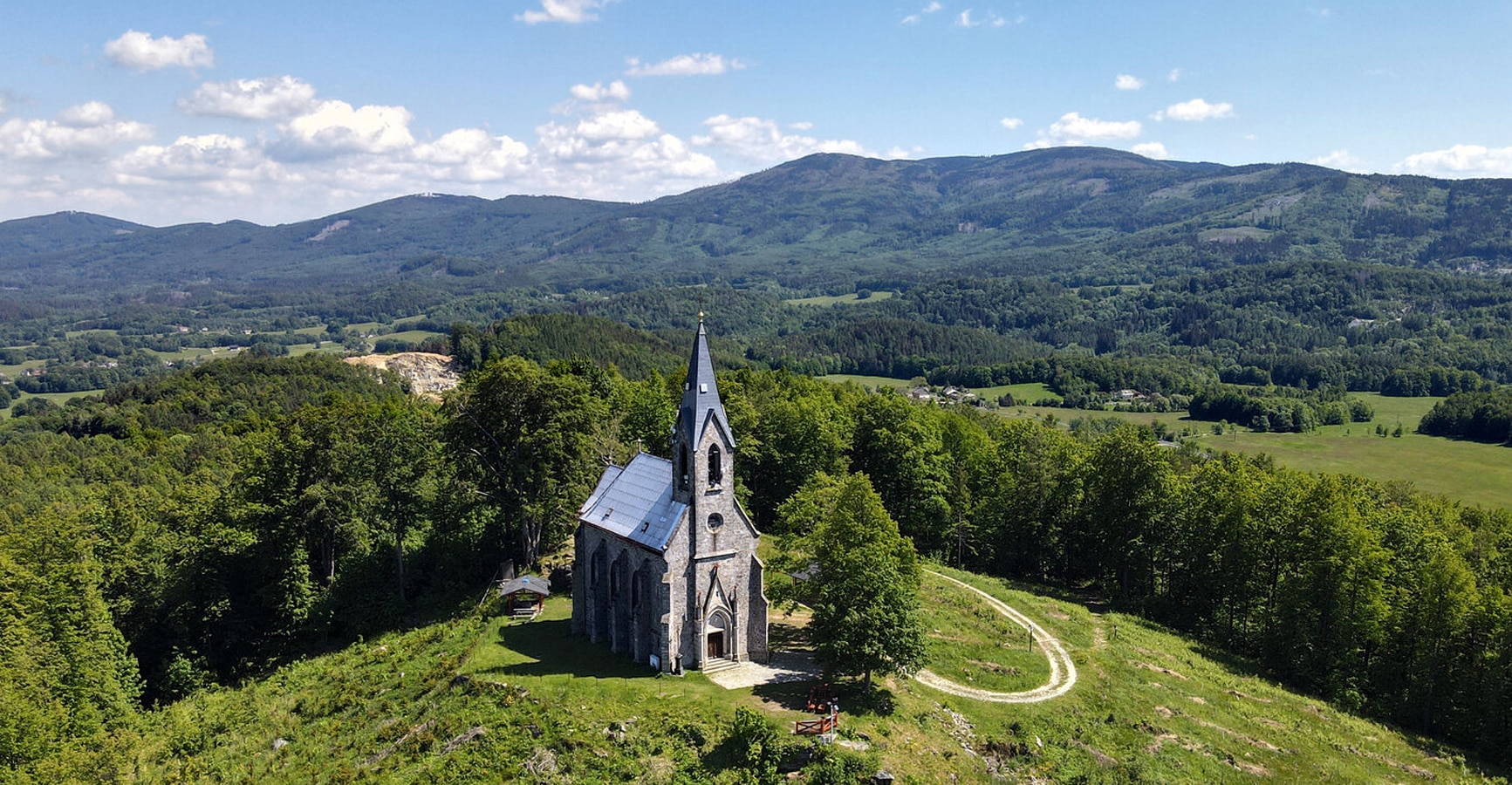 Na sever od Rychlebských hor - novogotický kostelík na vrcholu Boží hory