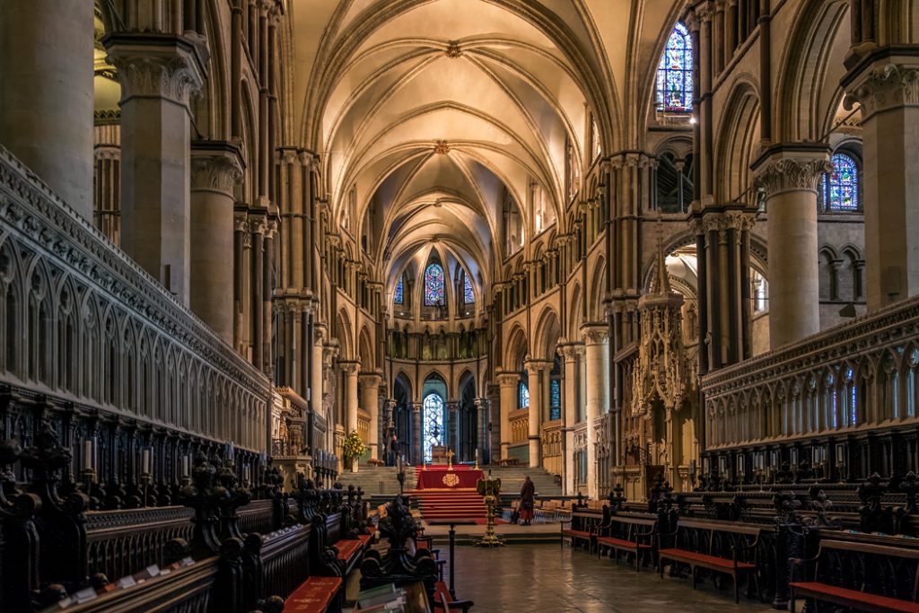 Pohled do hlavní lodi katedrály v Canterbury