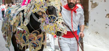 Caravaca de la Cruz - muž při svátku svatého města vede koně ozdobeného bohatými čavrakami