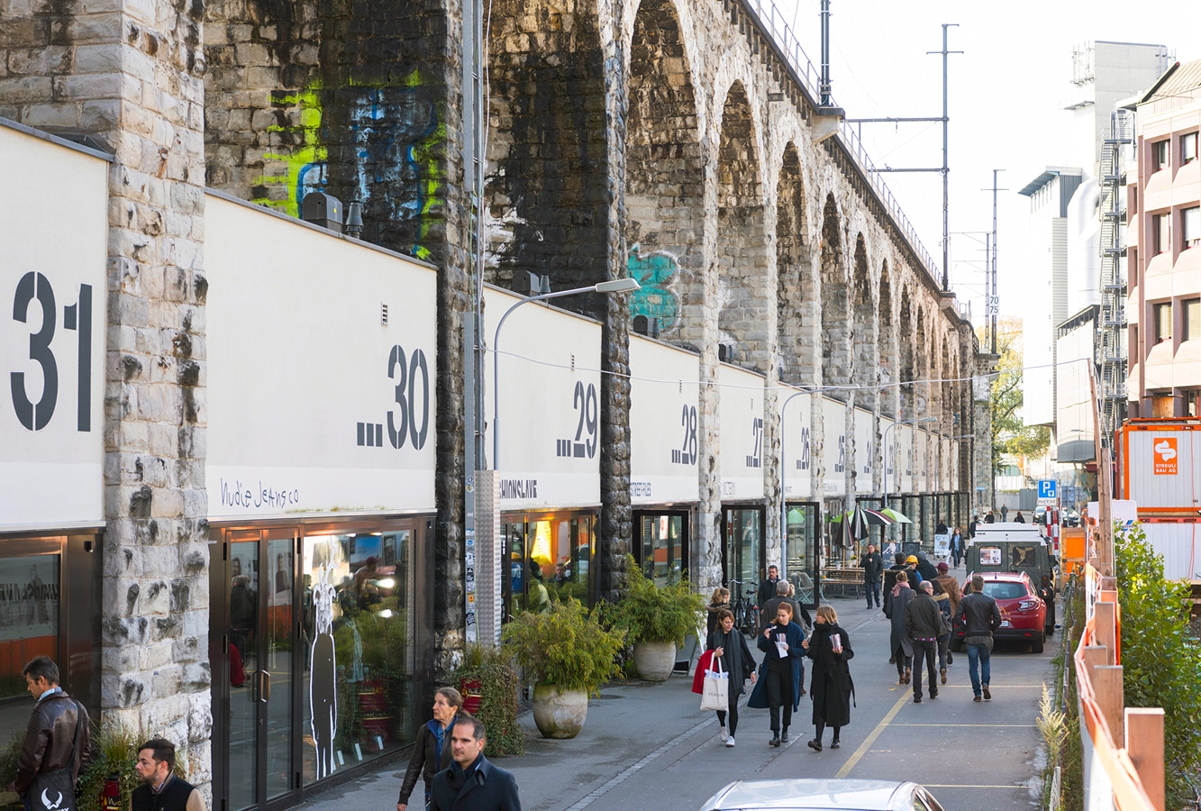 Curych - čtvrť Zürich West odděluje od města železniční viadukt, v jehož obloucích vznikla řada obchodů 