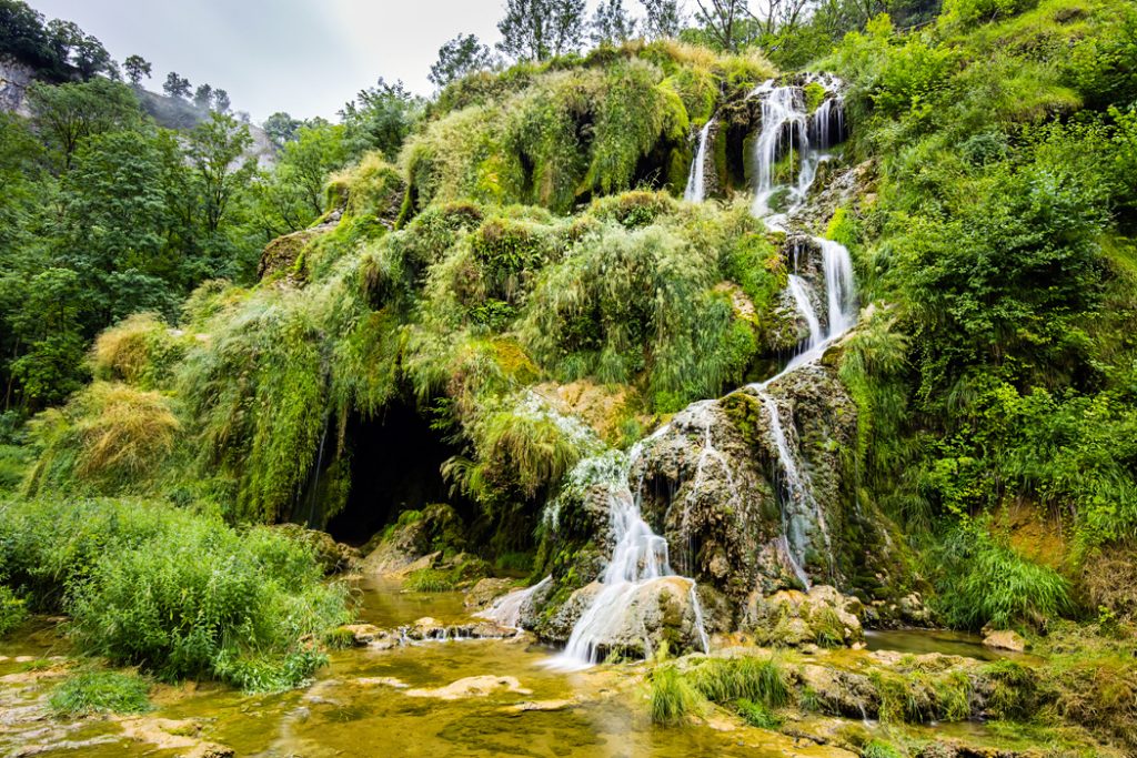 Franche-Comté - Vodopád Cascade des Tufs u Baume-les-Messieurs
