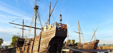 Kolumbovy karavely - věrné repliky lodí Santa María (vlevo) a Pinta