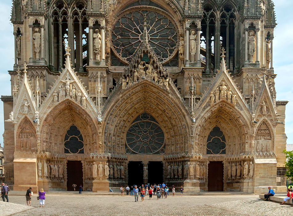 Katedrála v Remeši - západní průčelí Notre-Dame s trojicí bohatě zdobených portálů