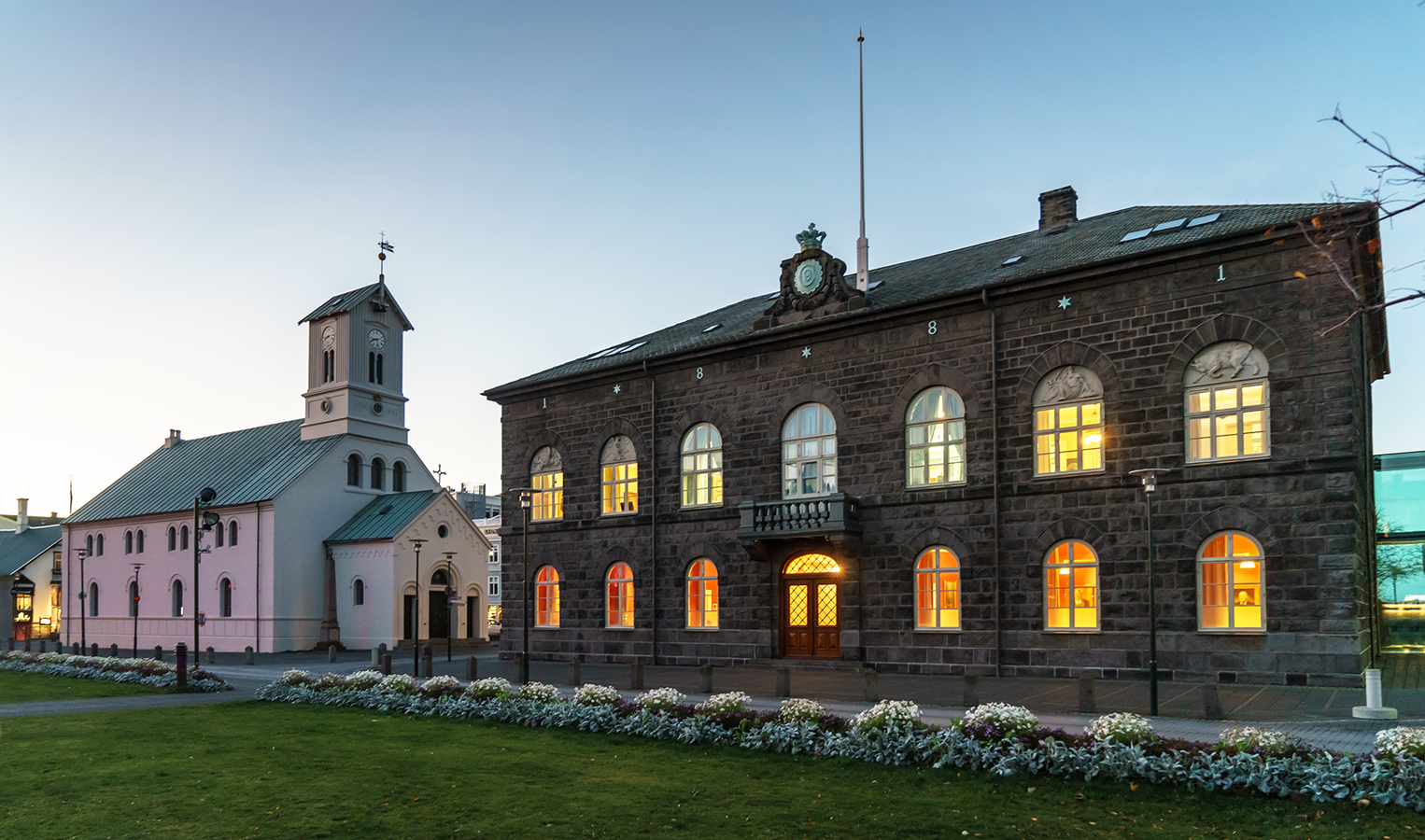 Reykjavík - historická budova parlamentu Alþingishúsið a katedrála Dómkirkja
