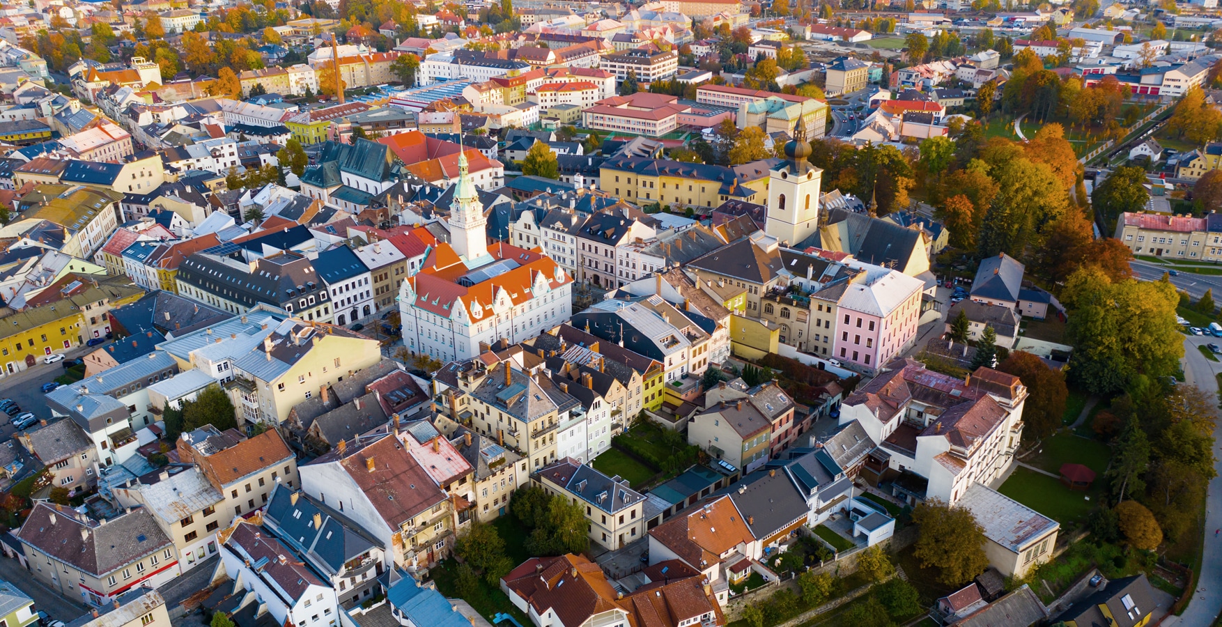 Pohled na centrum Šumperku s radnicí a kostelem sv. Jana Křtitele z ptačí perspektivy