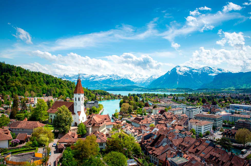 Pohled z hradu na město, Thunské jezero a Bernské Alpy