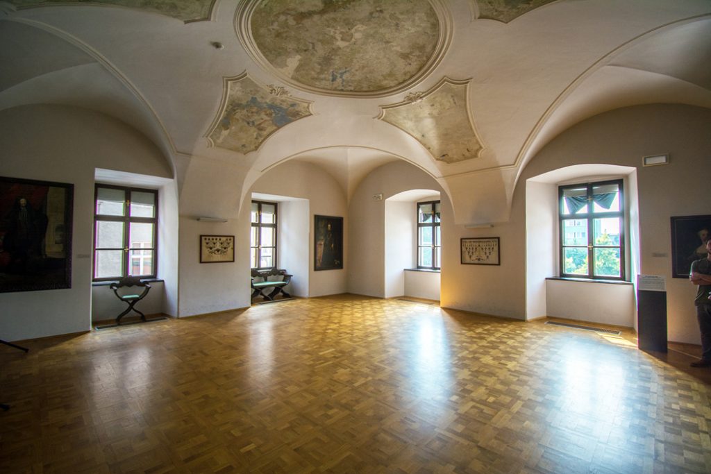 Valašské Meziříčí - pohled do interiéru freskového sálu