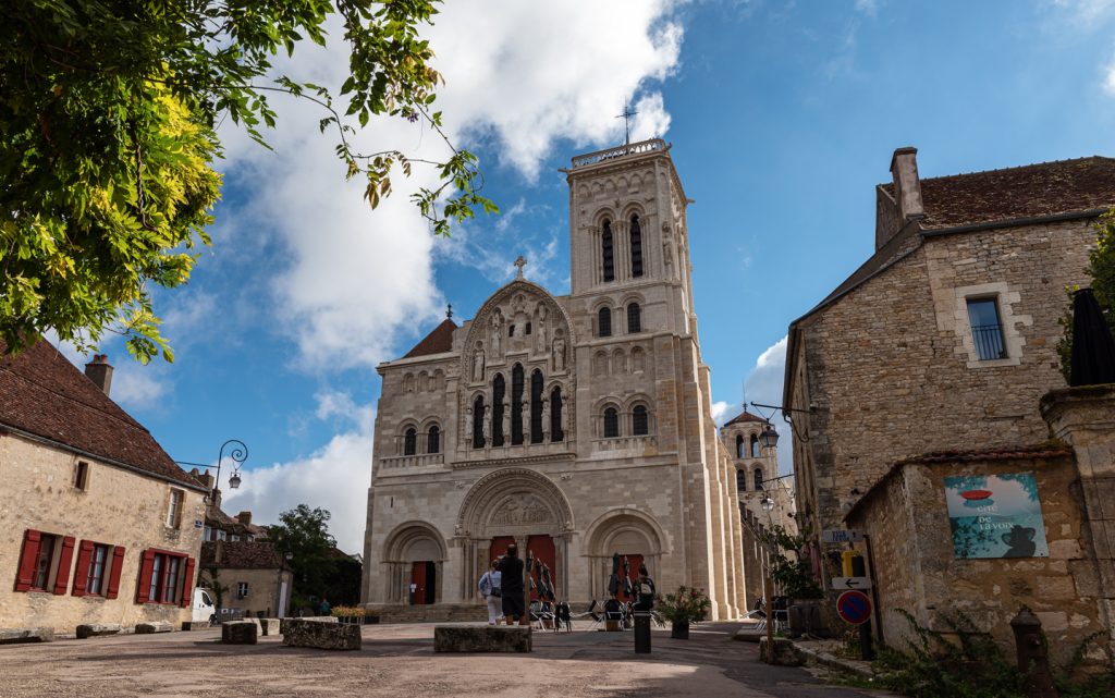 Benediktini v Burgundsku - průčelí řádového chrámu sv. Máří Magdaleny ve Vézelay