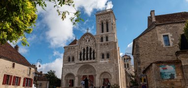 Benediktini v Burgundsku - průčelí řádového chrámu sv. Máří Magdaleny ve Vézelay