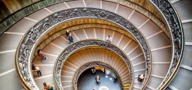 Vatikánské sbírky - spirálové schodiště při vstupu do muzeí
