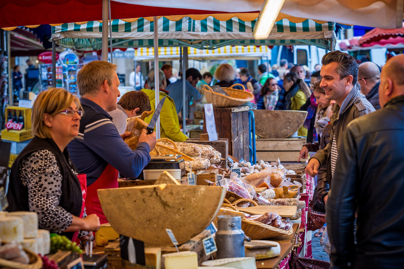 Burgundská kuchyně - trh s uzenami a sýry