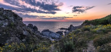 Ischia - Divoce rozeklané části pobřeží připomínají sopečný původ Ischie