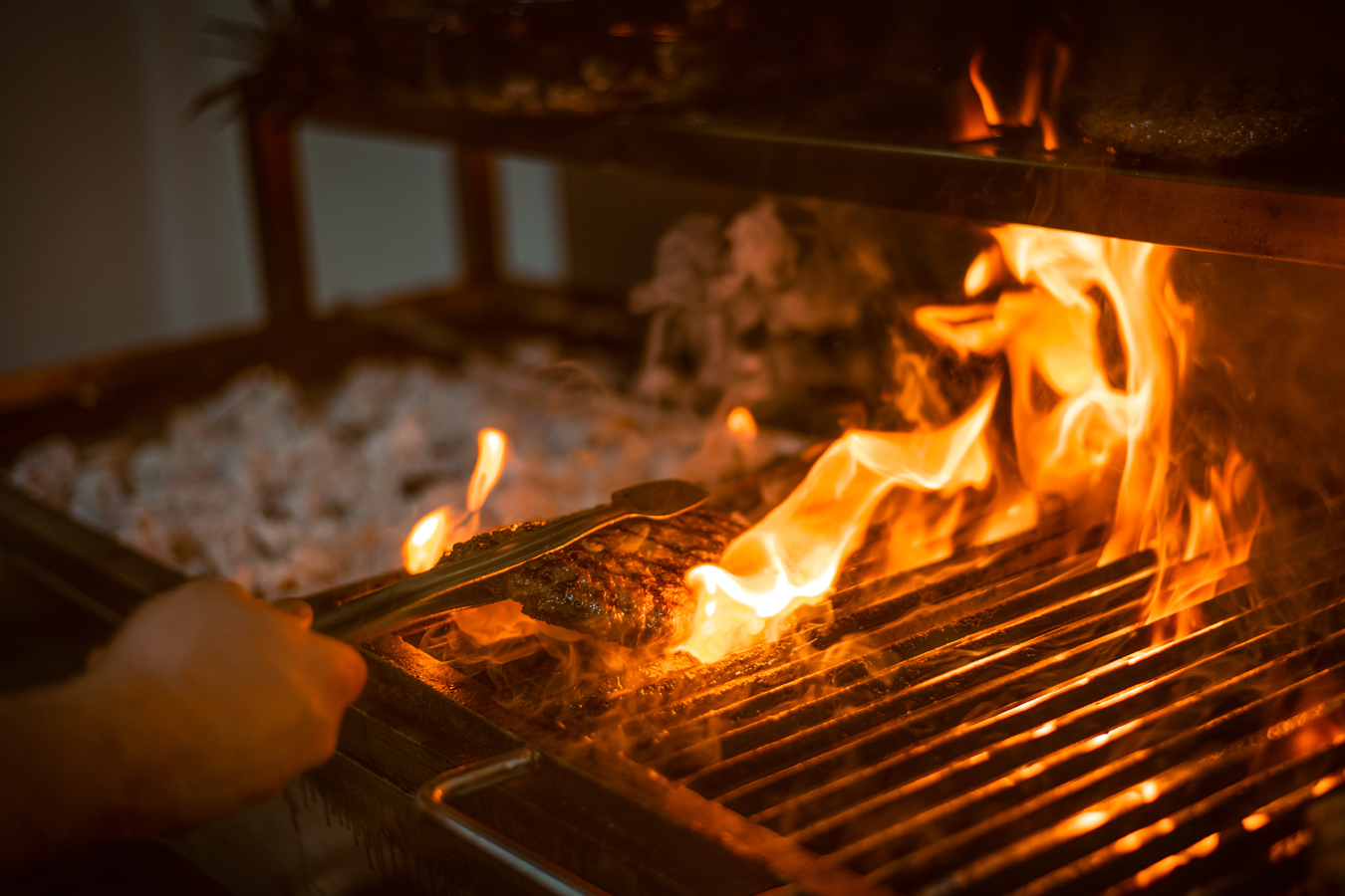 Dubajská kuchyně - příprava velbloudího burgru na otevřeném ohni
