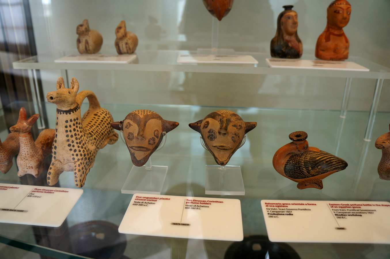 Etruské muzeum (Museo Gregoriano Etrusco) ve Vatikánu - detail keramických nádob na parfémy