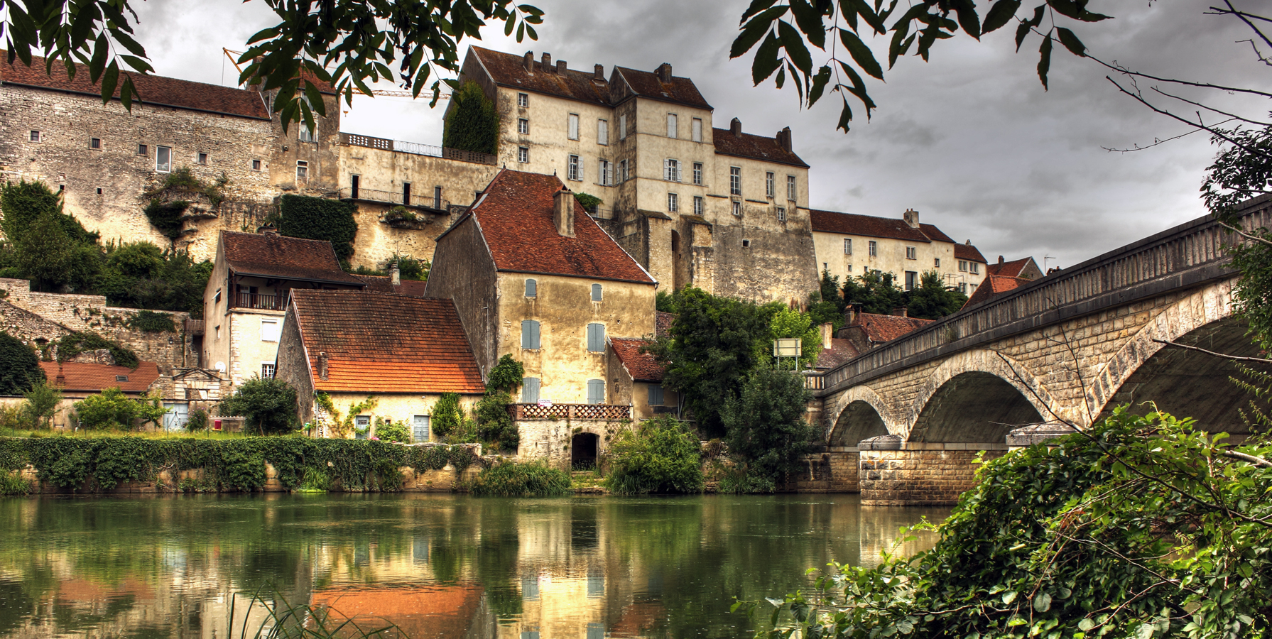 Franche-Comté - Městečko Pesmes a most přes řeku Ognon