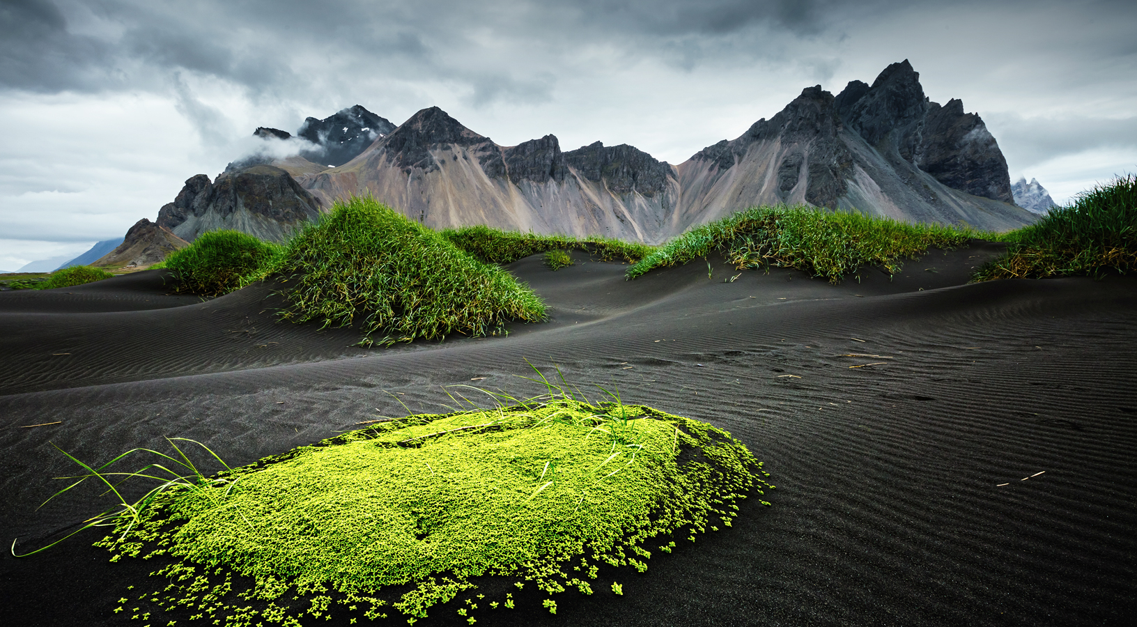 Island - Duny černého písku před pohořím Vestrahorn