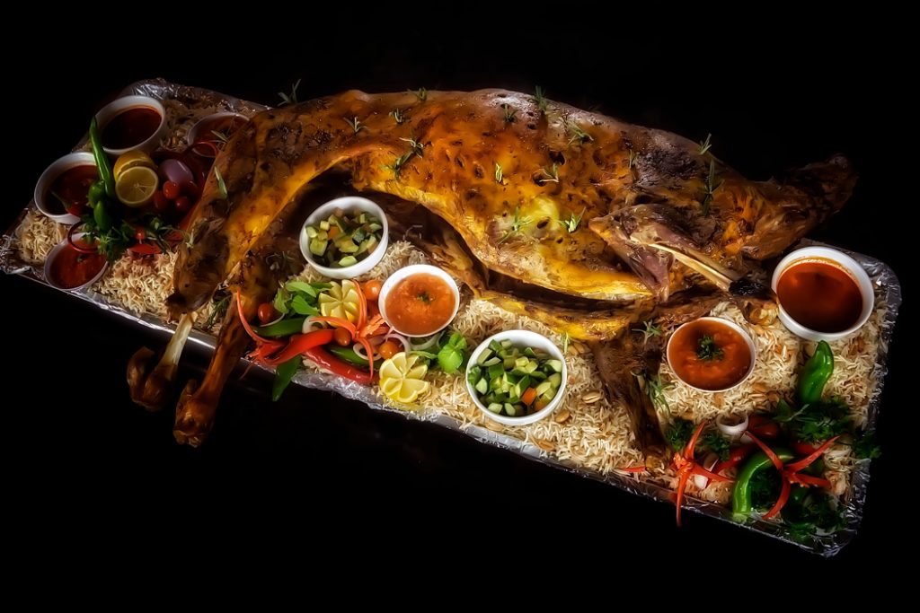 Lamb Ghouzy - Dubajská kuchyně stejně jako většina tradičních emirátských pokrmů pracuje s výraznými a specifickými chutěmi