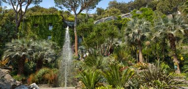 Vodotrysk v zahradě La Mortella na ostrově Ischia