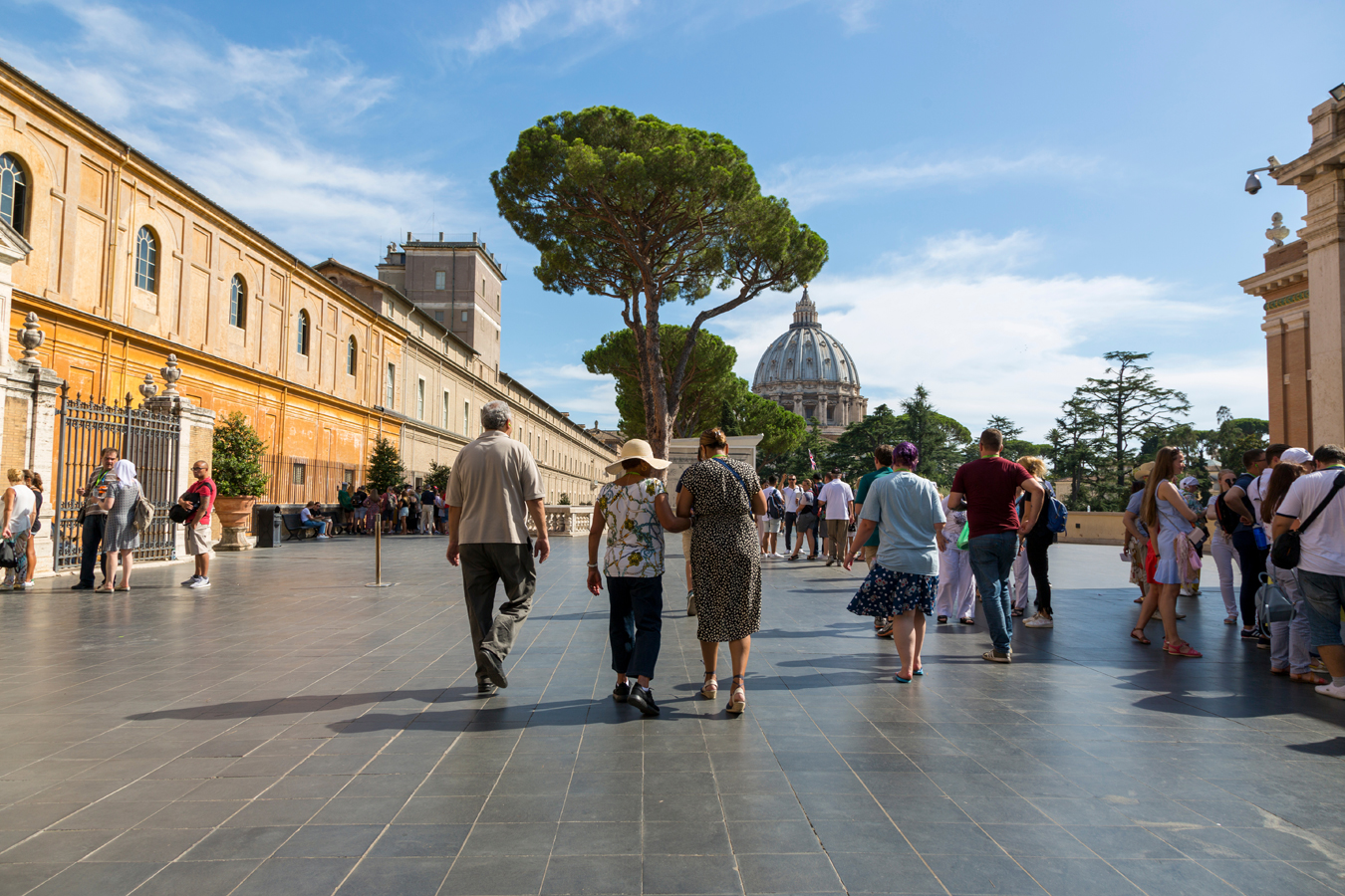 Vatikánská muzea - pohled na nádvoří za vstupním pavilonem