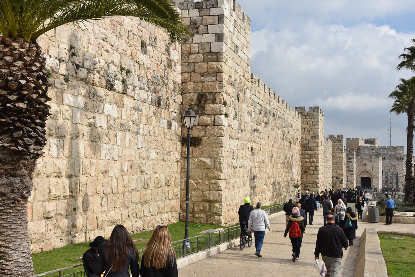Jeruzalémské hradby - hradby Starého města s Jaffskou bránou v pozadí