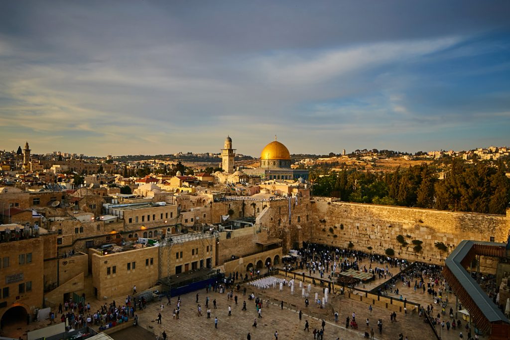 Celkový pohled na jeruzalémskou Zeď nářků z ptačí perspektivy