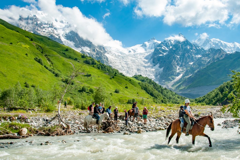 Pohled do jednoho z údolí Svanetie, odlehlé horské oblasti na jižním úpatí Velkého Kavkazu