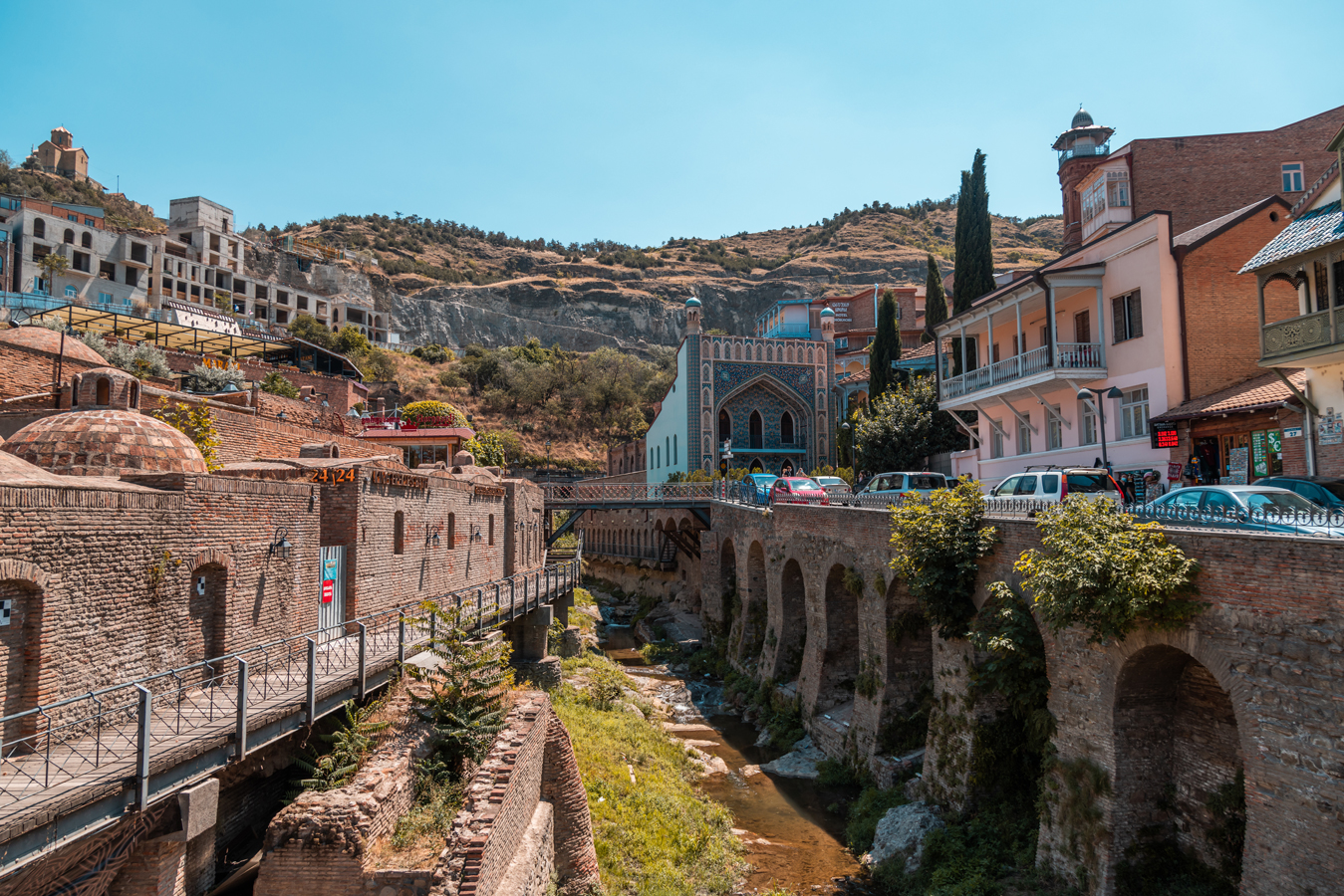 Tbilisi - Stará čtvrť Abanotubani s proslulými lázněmi se sirnou vodou