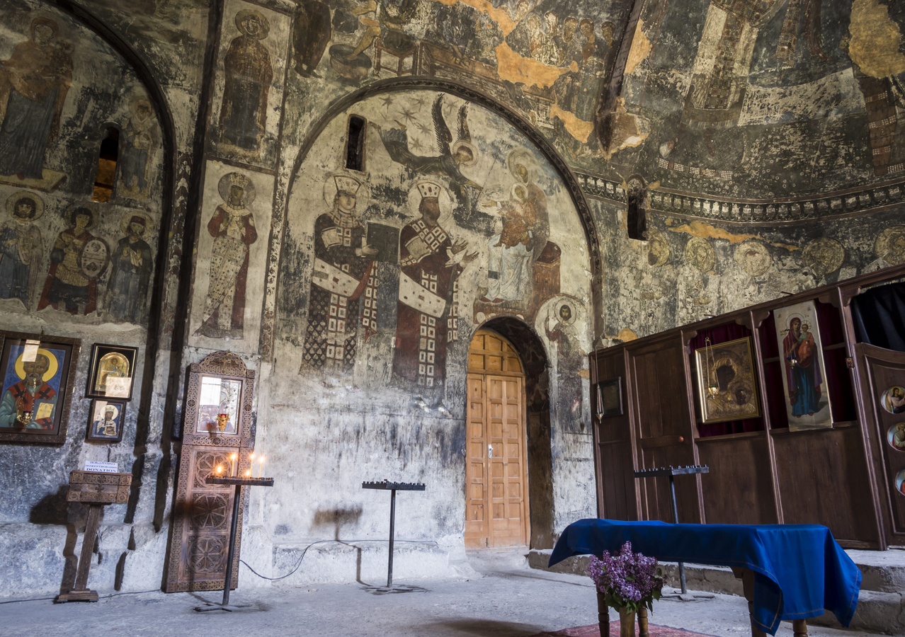 Vardzia - Kostel Zesnutí Panny Marie – nade dveřmi je freska zachycující Tamaru a Jiřího III. před Bohorodičkou