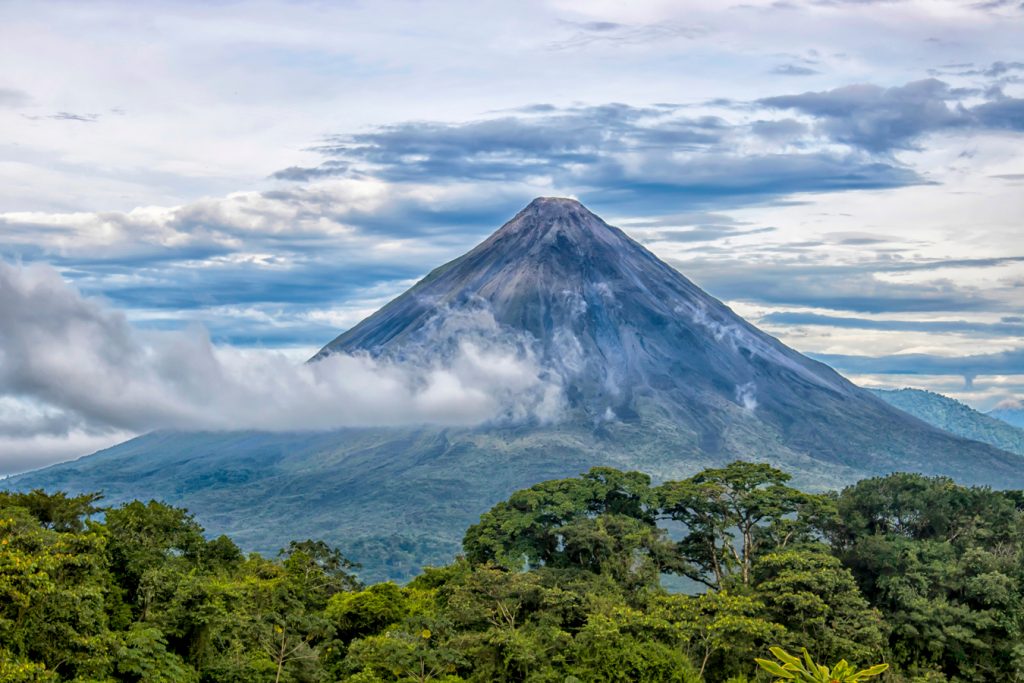 Kostarika - pohled přes prales na sopku Arenal
