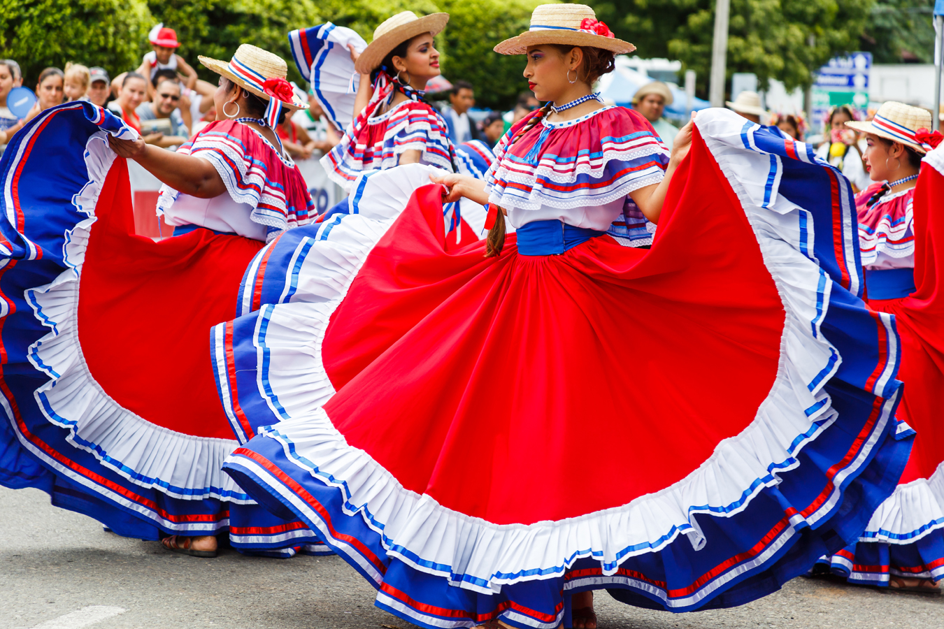 Kostarika - tanečnice v tradičníchm oblečení při oslavách Dne nezávislosti