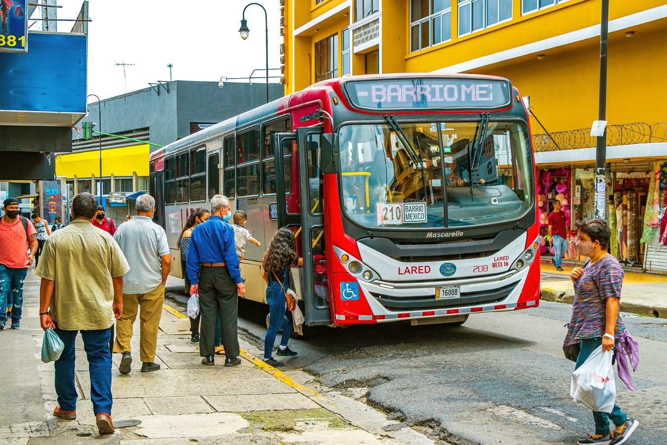 Pestře malovaný autobus veřejné dopravy v kostarickém San José