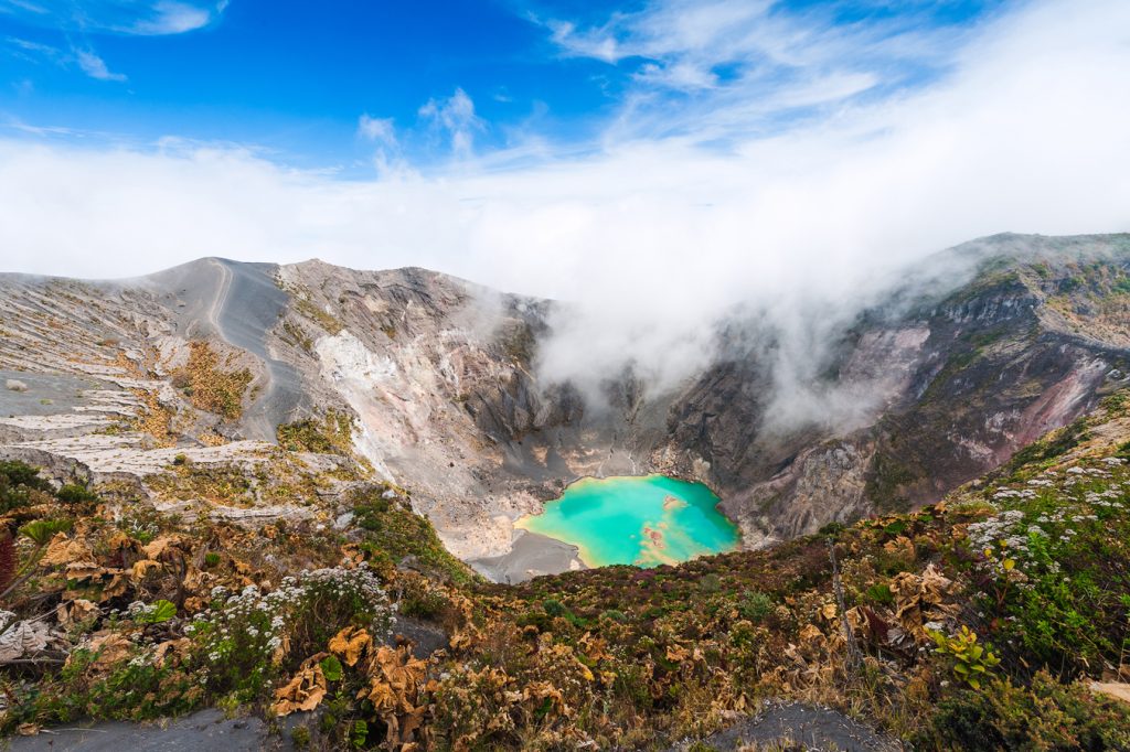 Kostarika sopky - Hlavní kráter sopky Irazú s jezírkem