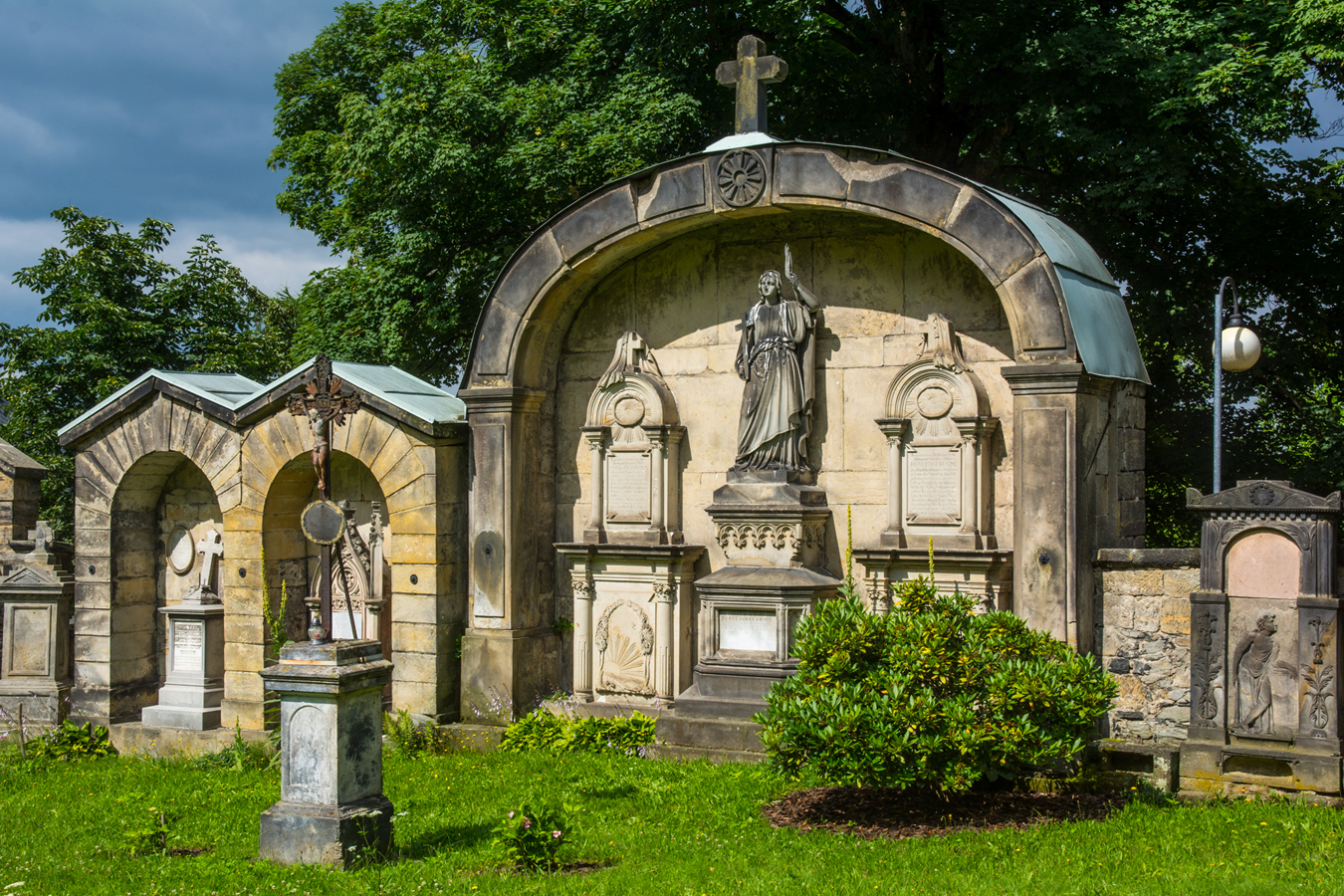 Kamenický Šenov - náhrobky na hřbitově