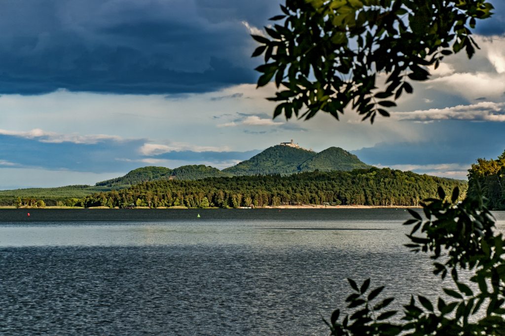 Máchovo jezero - pohled přes jezero na horu a hrad Bezděz