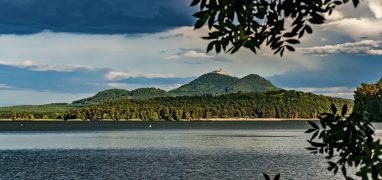 Máchovo jezero - pohled přes jezero na horu a hrad Bezděz