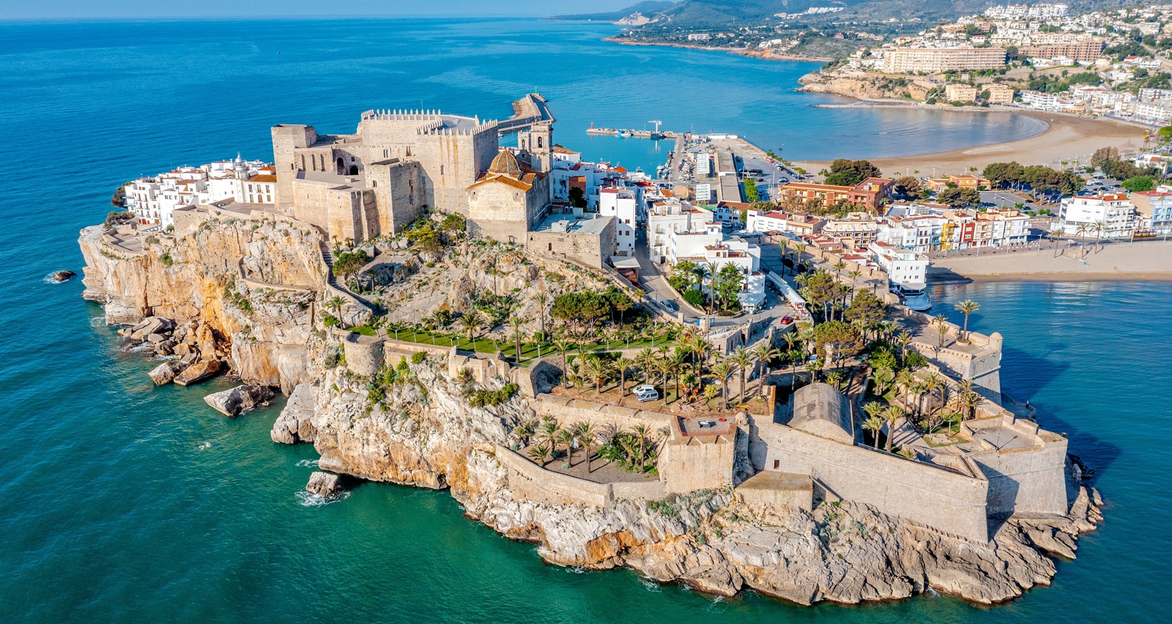 Costa del Azahar - Nejstarší část Peñíscoly na malém skalnatém poloostrově s hradem